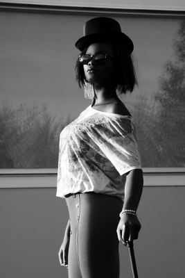 A girl, a hat, a stick, par Xavier E. G. Dierick